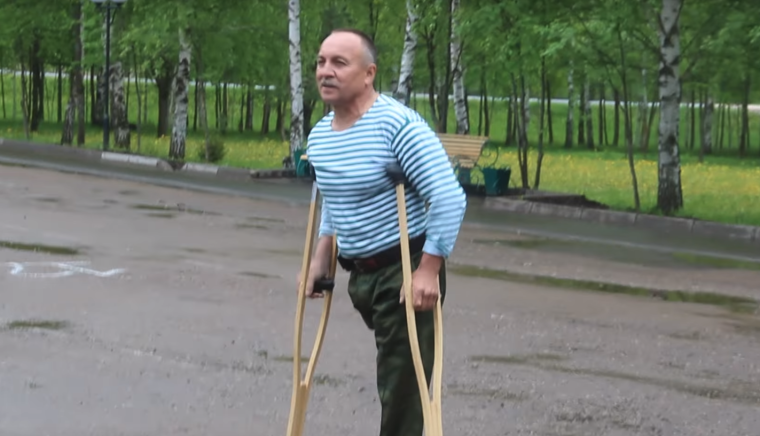 Инвалид на костылях