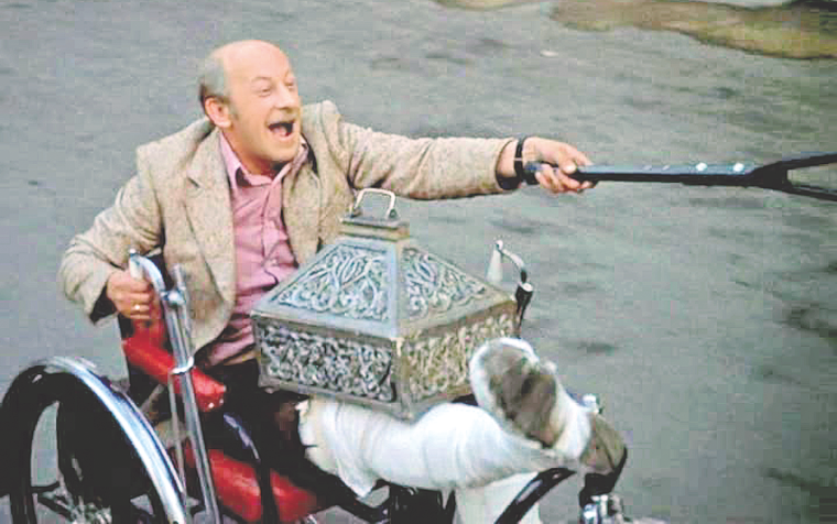 Молодой человек на костылях