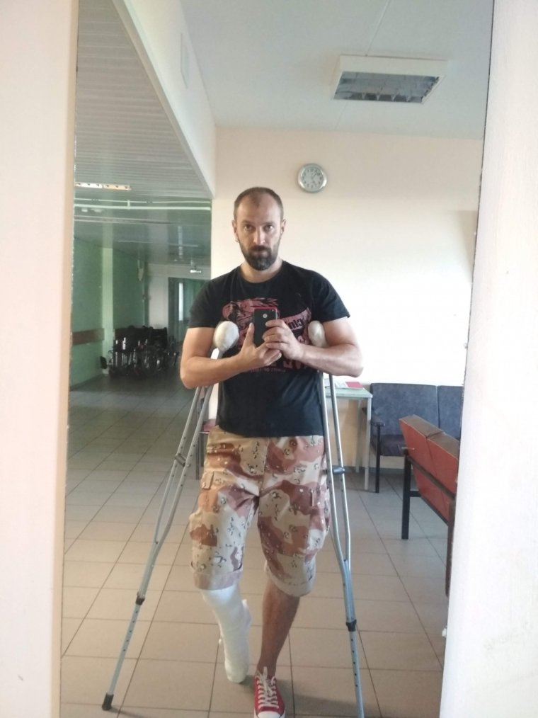 На костылях прикольные картинки человек