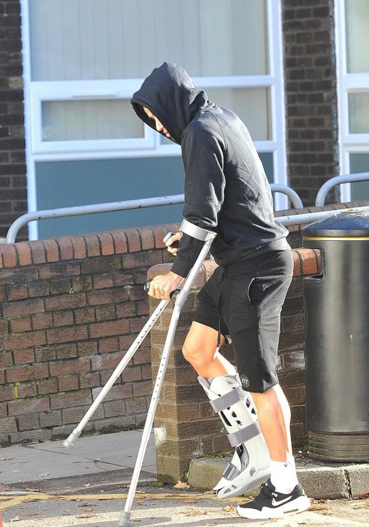 Человек с одним костылем