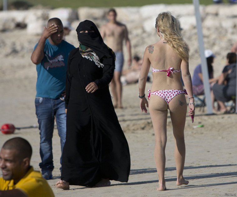 Арабские женщины с автоматом