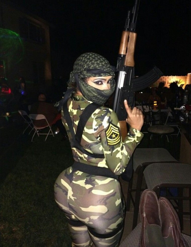 Мужчина в хиджабе