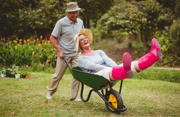 Пожилые веселятся