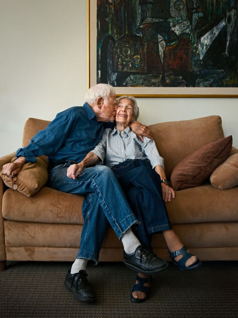 Фотосессия пожилой пары дома