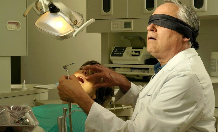 Слепой врач