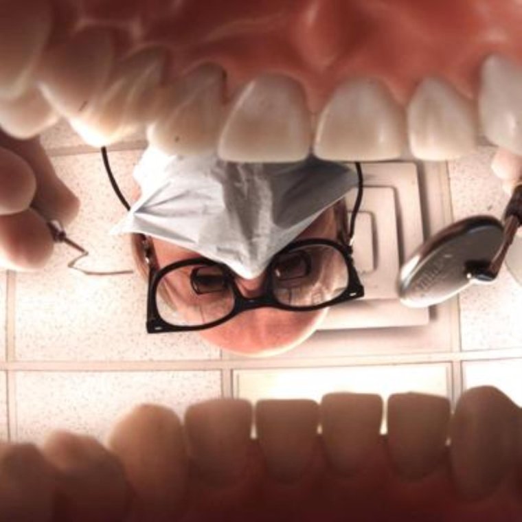 Веселый человек в медицинской маске