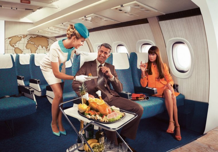 Стюардесса с едой в самолете