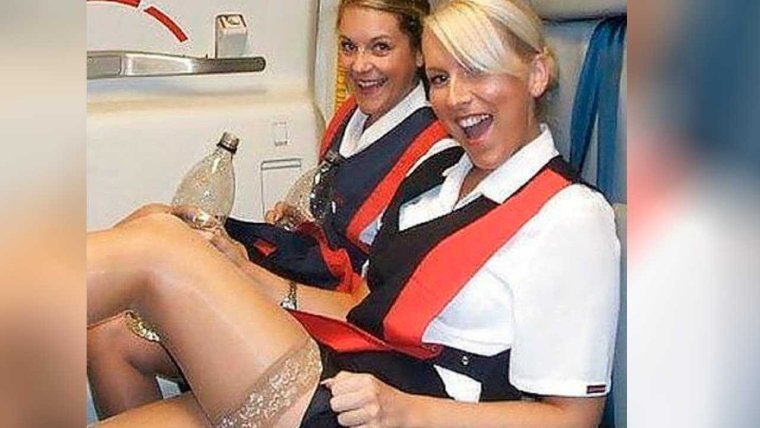 Стюардессы развлекаются в самолете