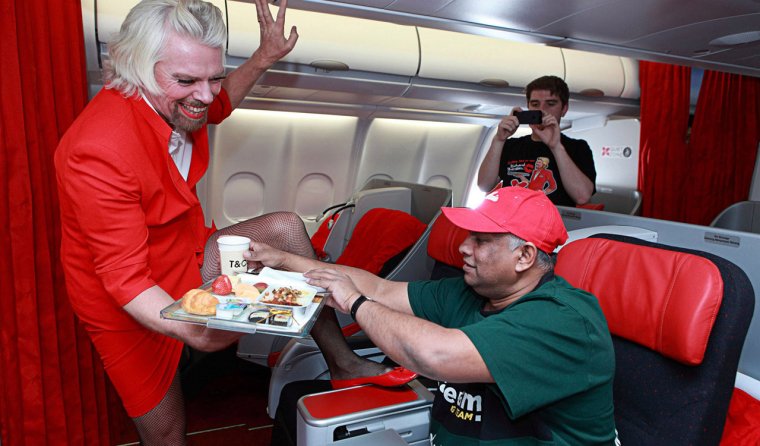 Ричард Брэнсон в роли стюардессы