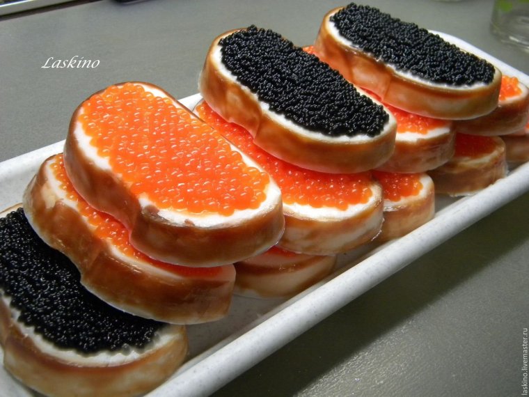 Кот ест черную икру