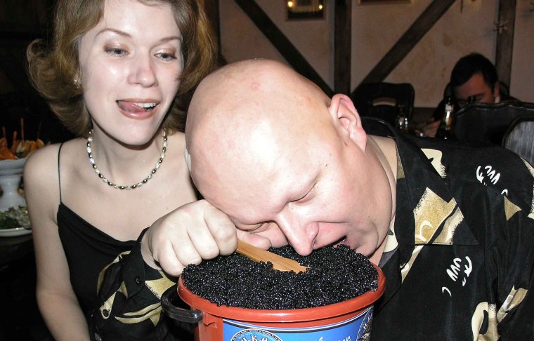 Жрет черную икру