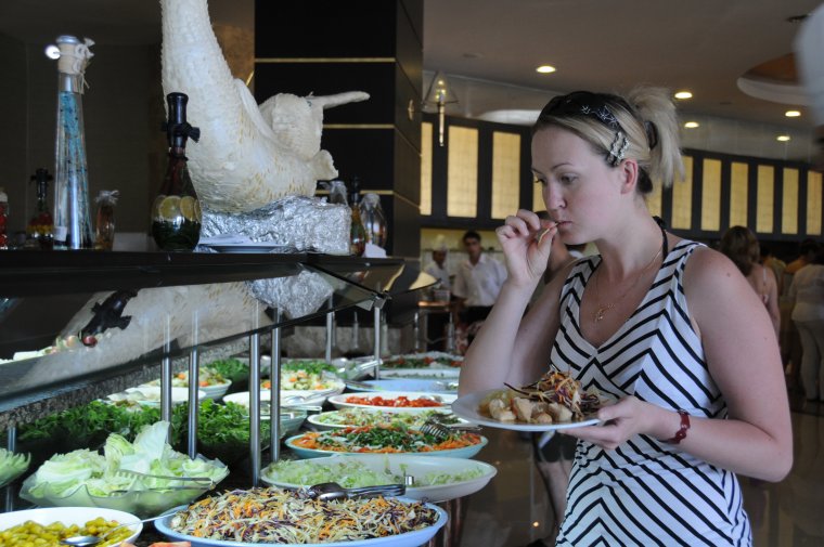 Русские туристы шведский стол