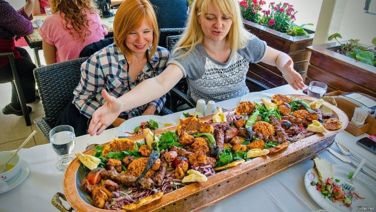 Человек и много еды