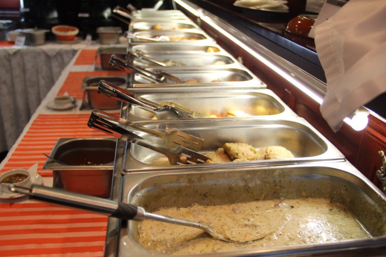 Шведский стол в кафе