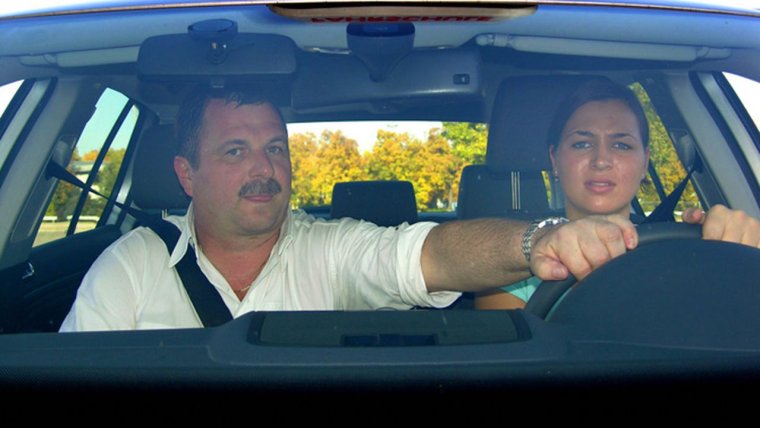 Ученик и инструктор по вождению