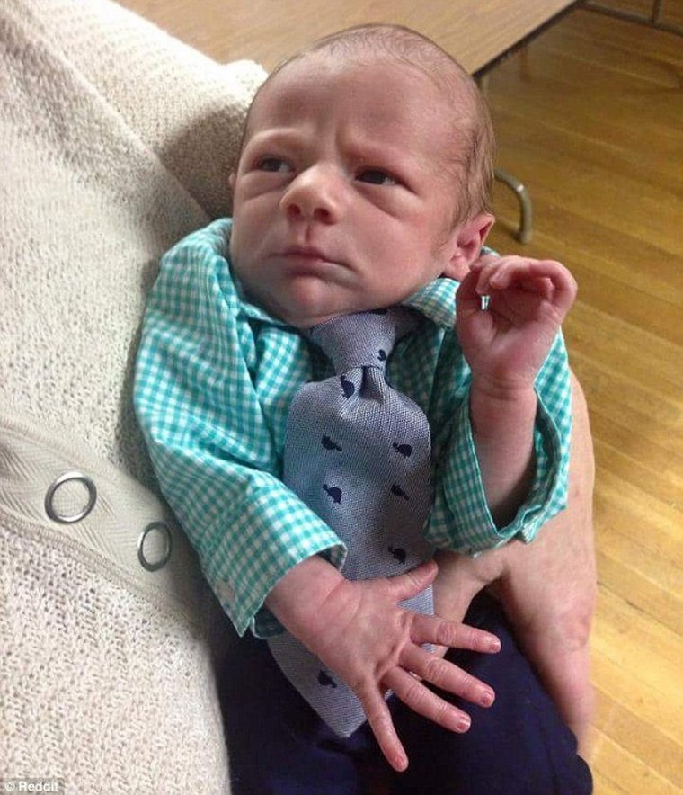 Смешная рожа младенца