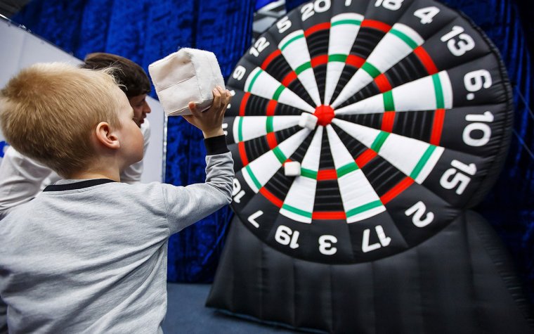 Гигантский дартс тимбилдинг