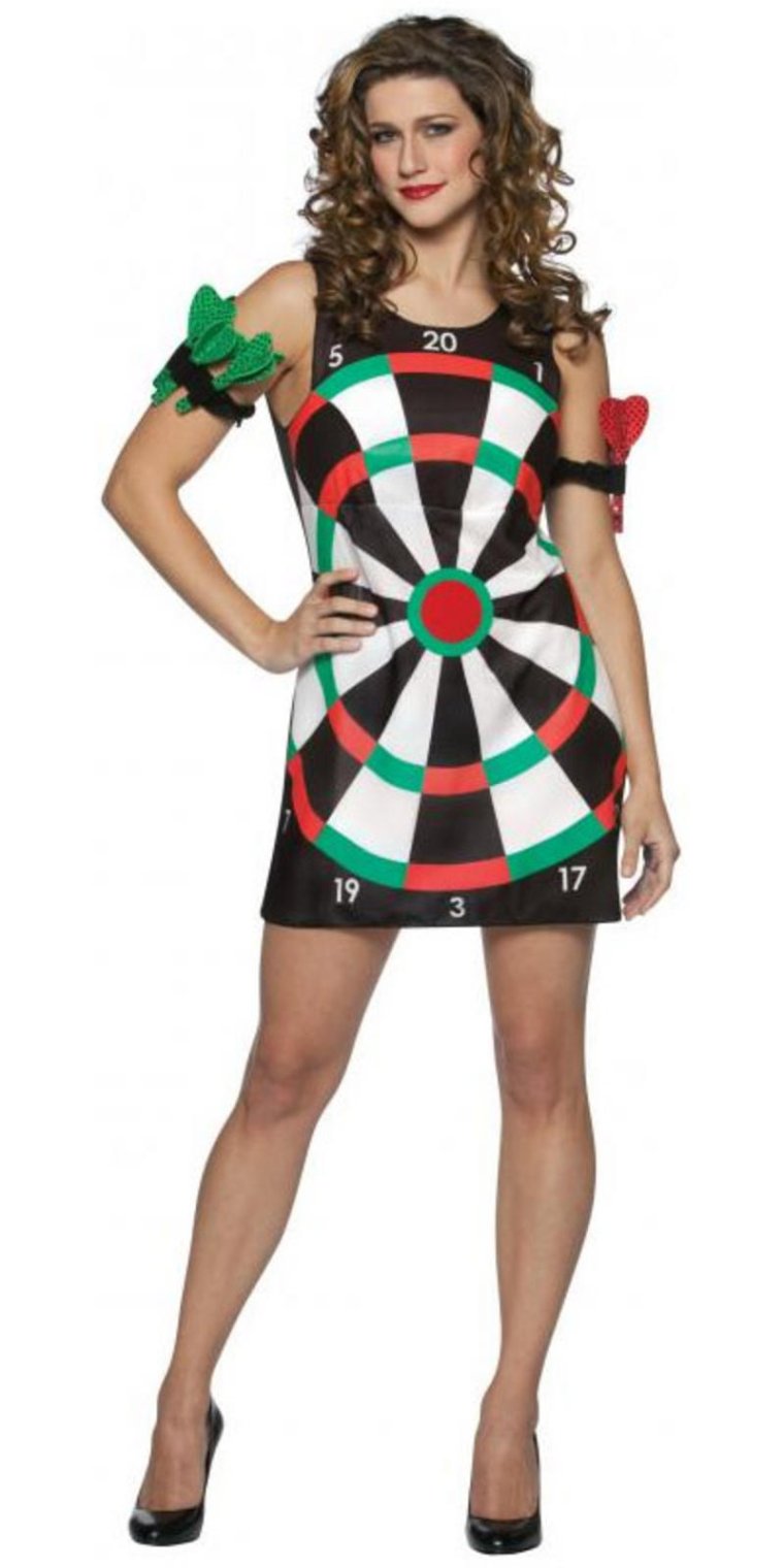 Девушка играет в дартс