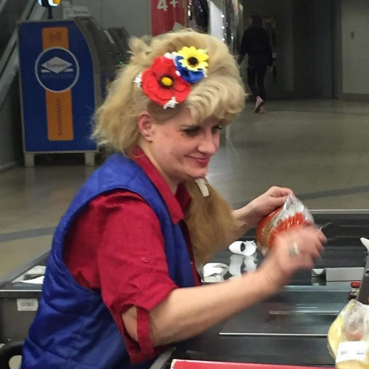 Продавщица прикольная