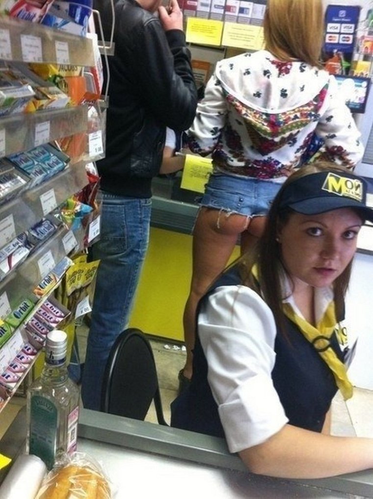 Продавщица в магазине прикол