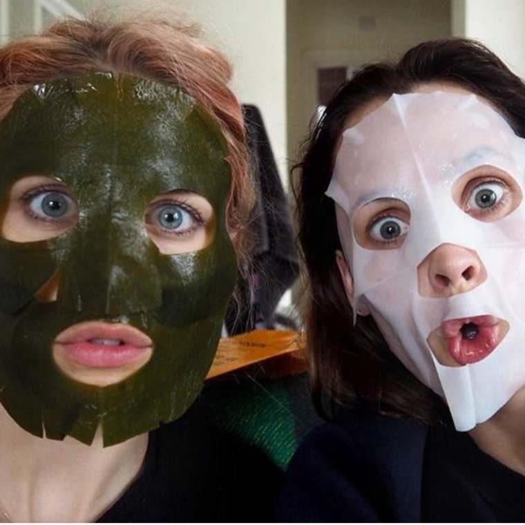 Женщина в косметической маске страшная