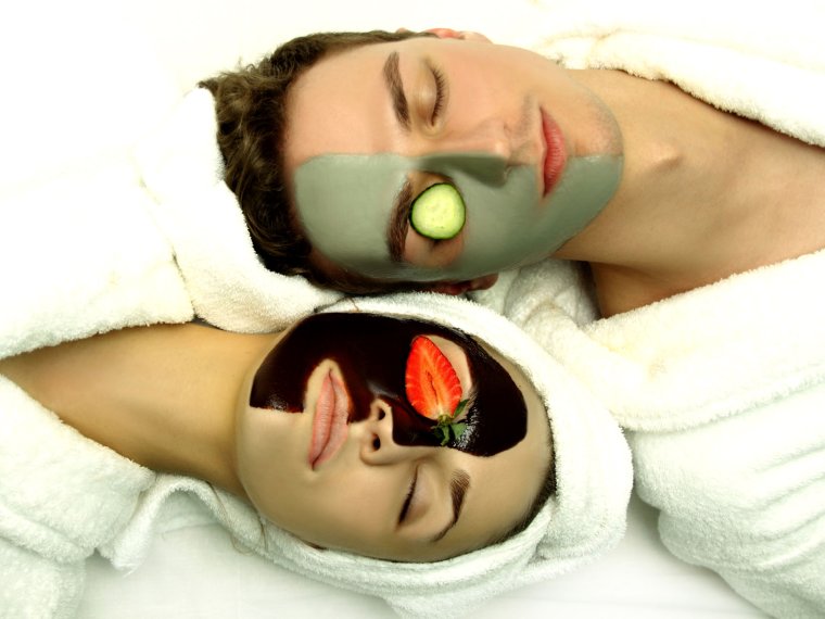 Женщина в косметической маске