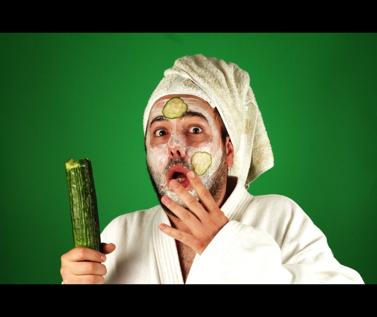 Мужик в маске косметической