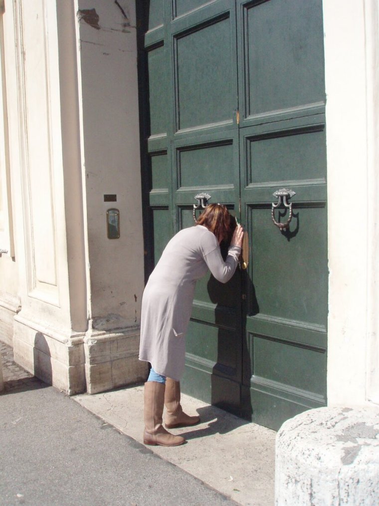 Подглядывает в замочную скважину