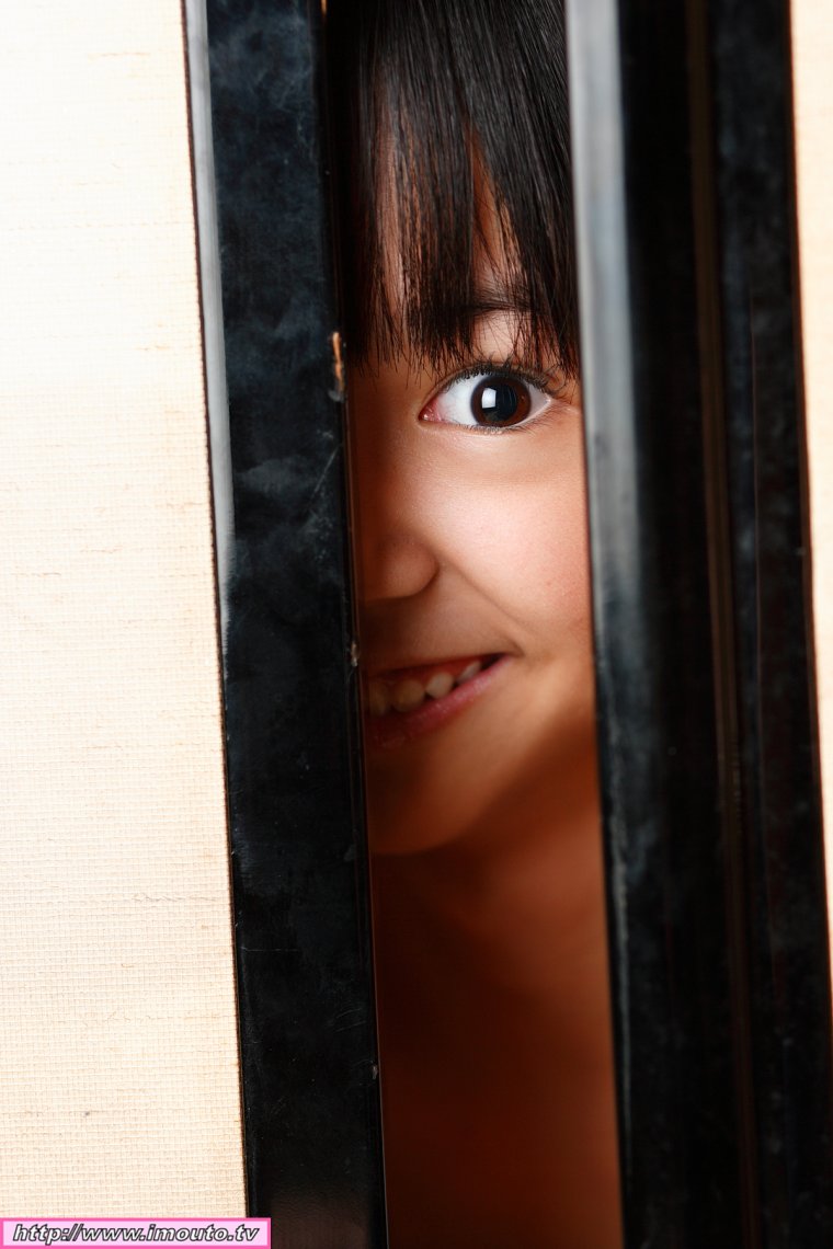 Девушка заглядывает в дверь