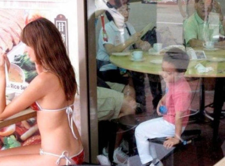 Переодевается при детях