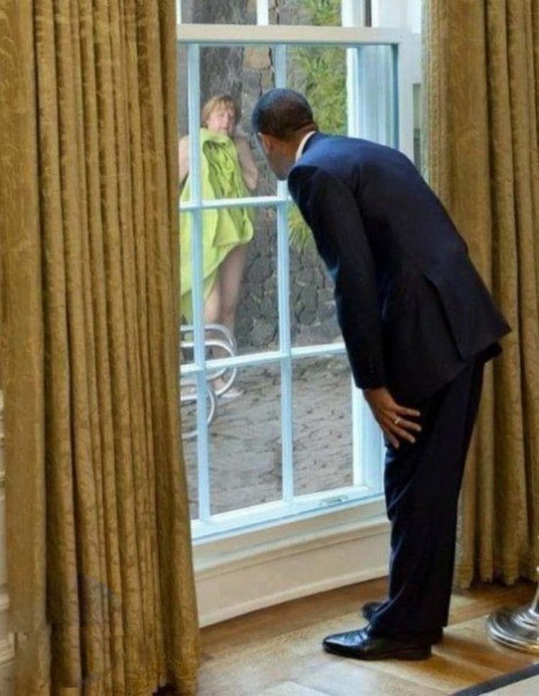 Заглядывает в окно