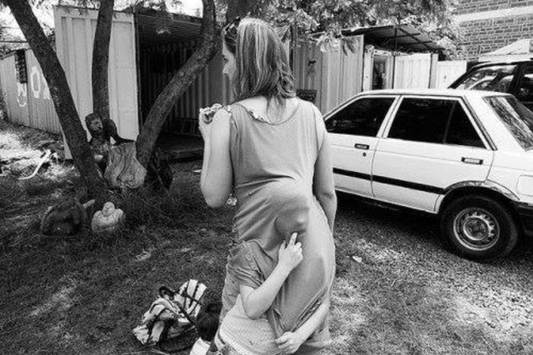 Мальчик заглядывает под платье