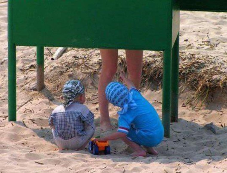 Дети забавные подглядывают