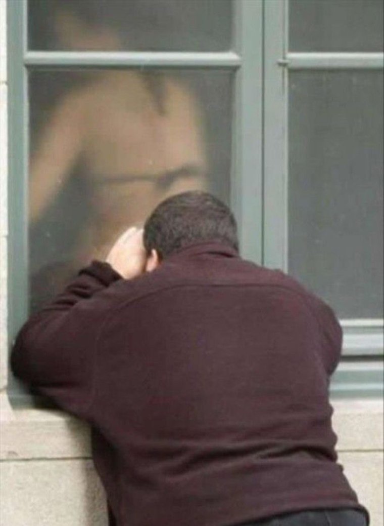 Заглядывает в окно