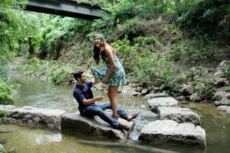 Мальчик заглядывает