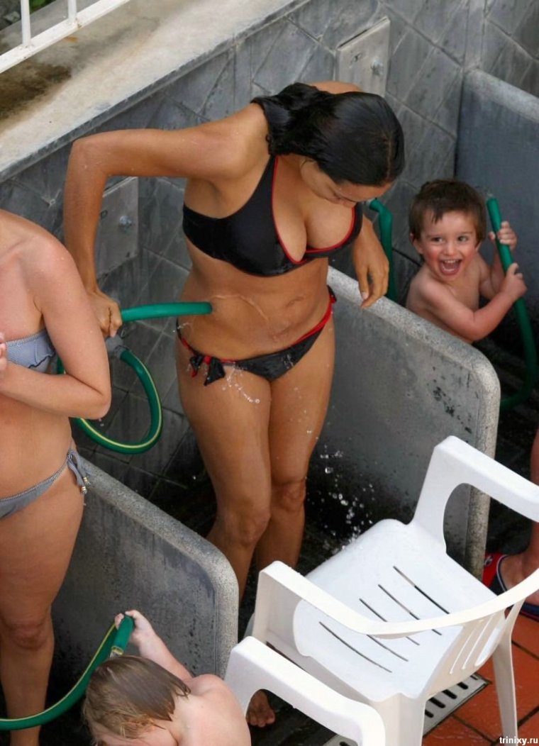 Женщины переодеваются