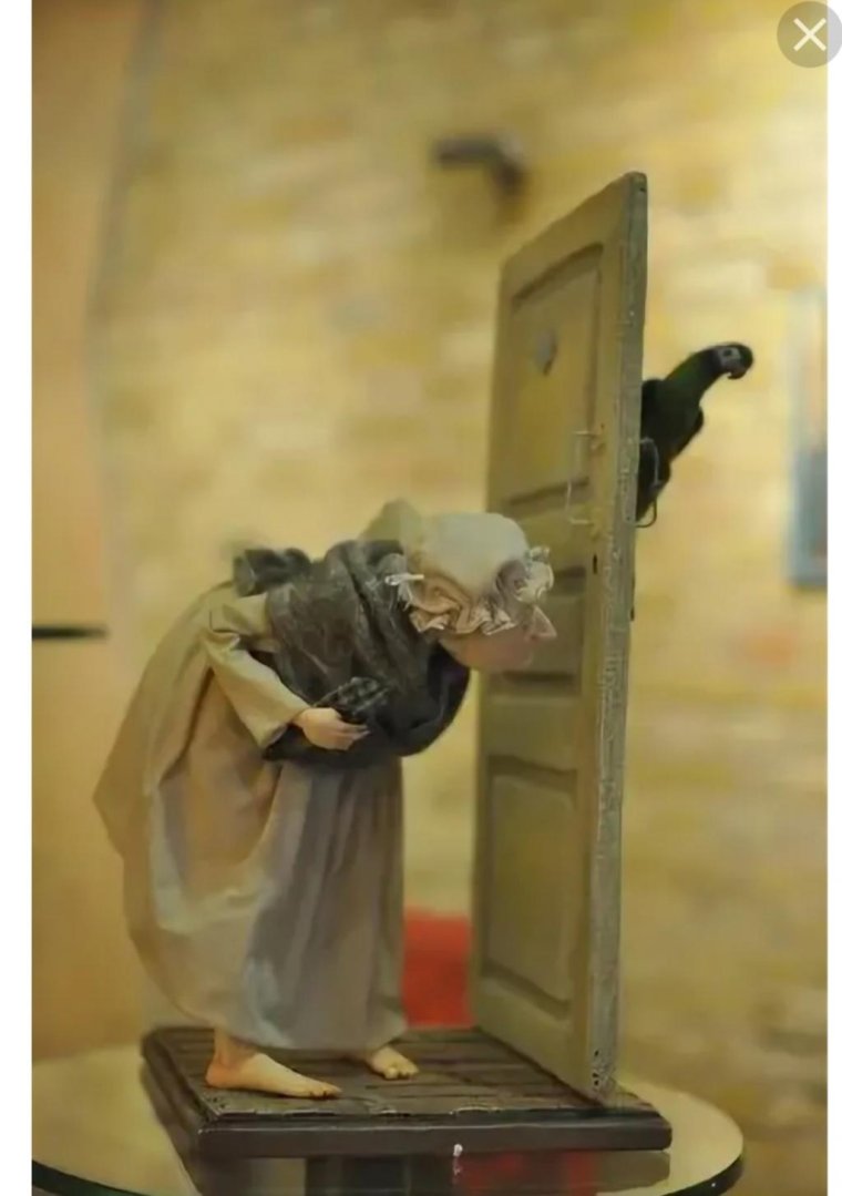 Подглядывает в замочную скважину