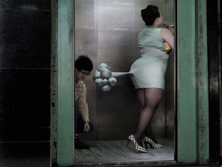 Женщина застряла в двери