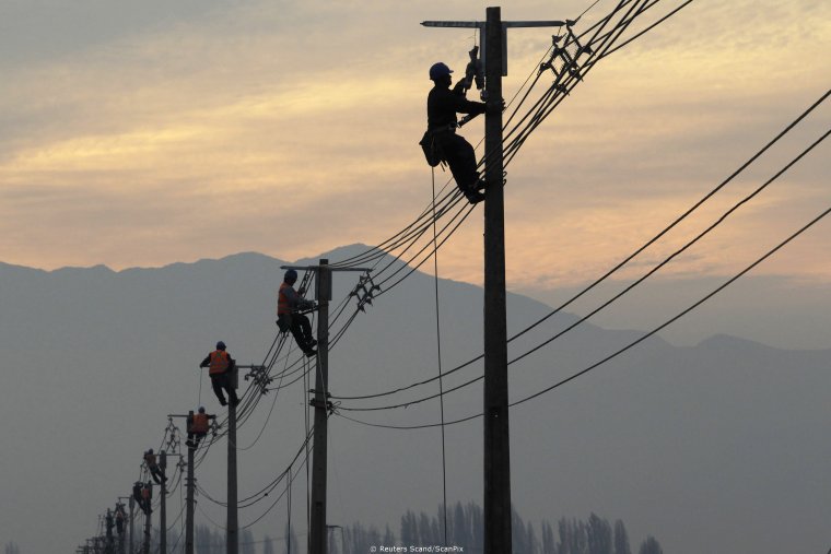 Электромонтер на опоре