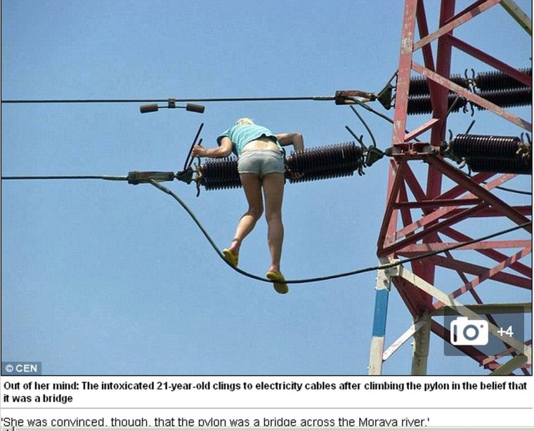 Девушка на проводах ЛЭП