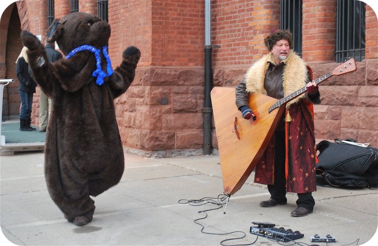 Мужик с балалайкой и медведем