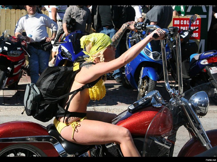 Девушки на байк фестивале