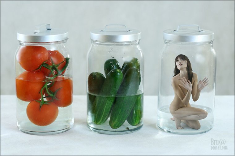 Огурцы в банке прикольные