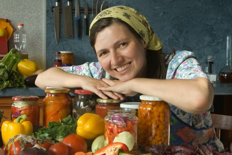Хозяйки с заготовками на зиму