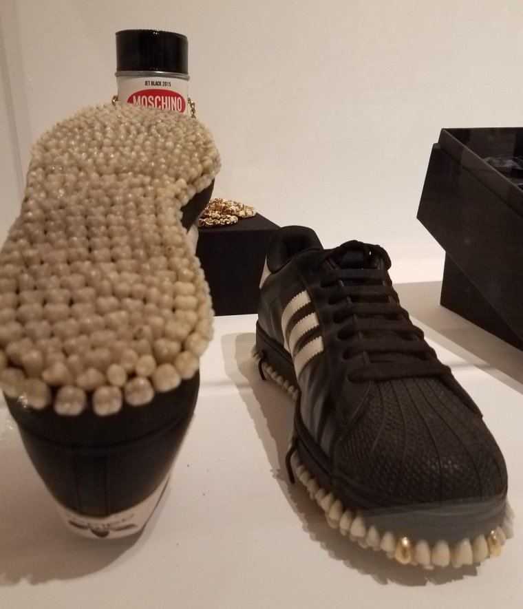 Кроссовки с зубами