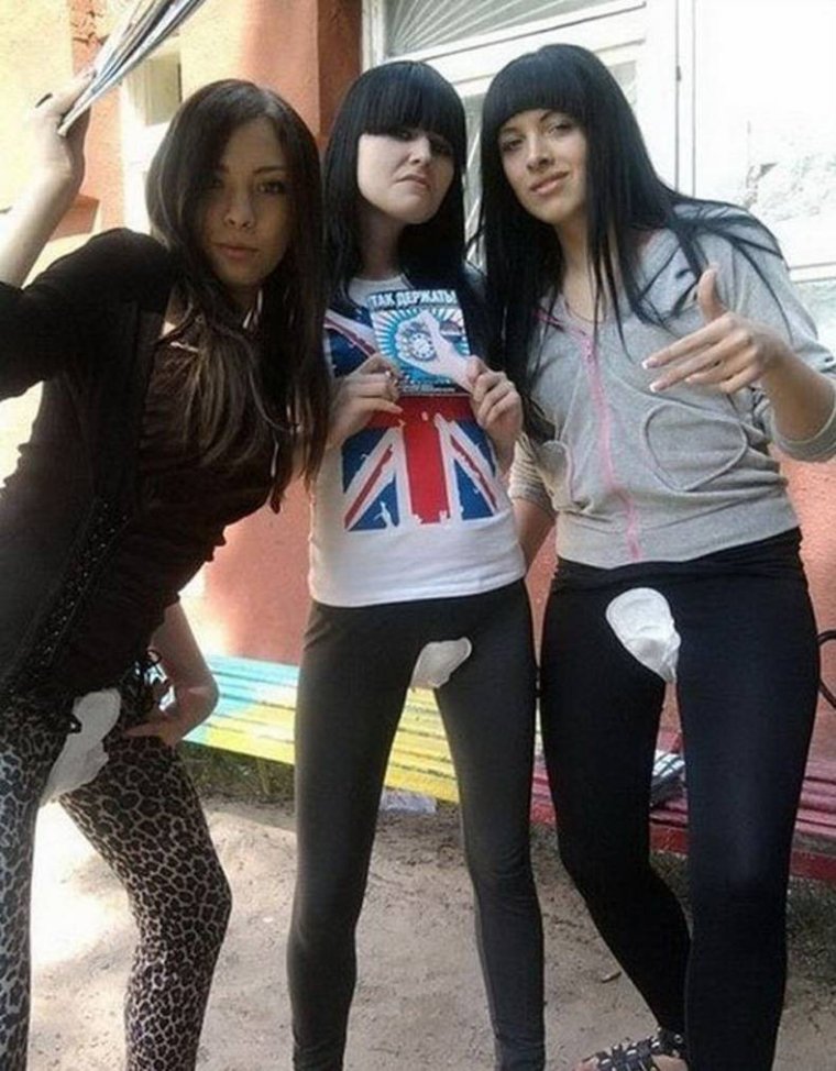 Девочки ЧС прокладками