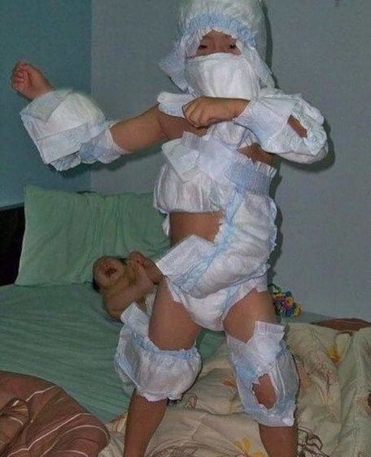 Прикольный малыш в памперсе