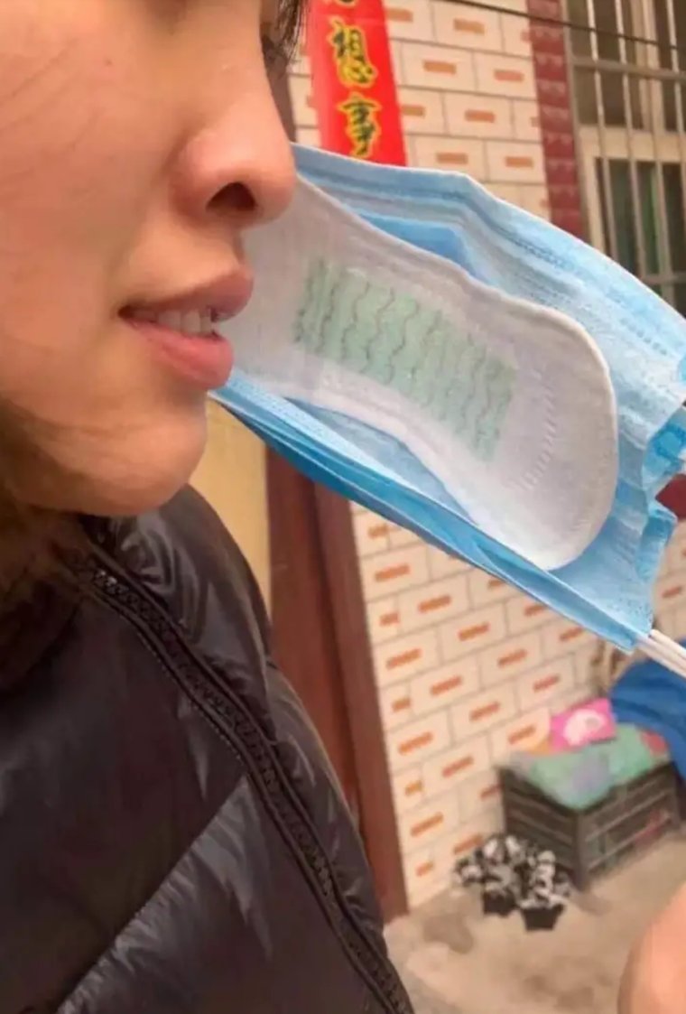 Китаец в маске из прокладки
