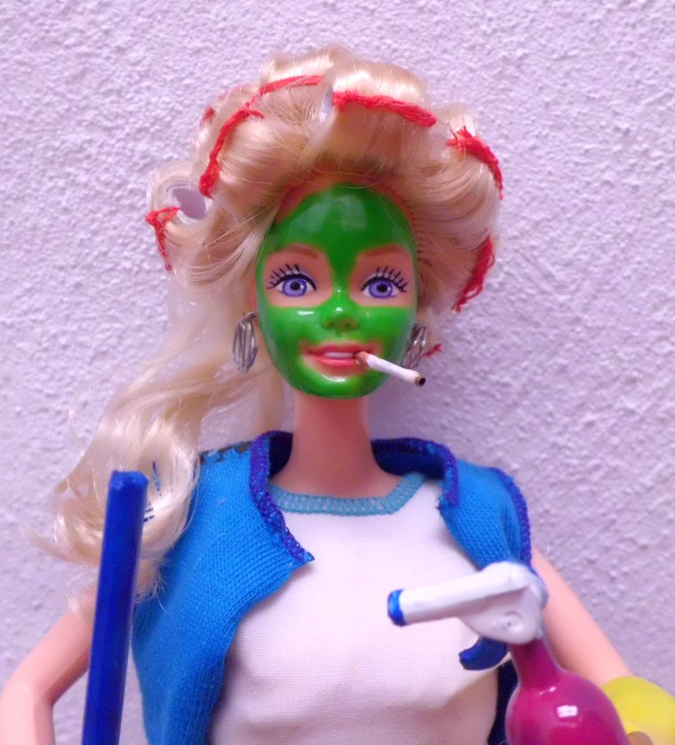 Изуродованная кукла Барби