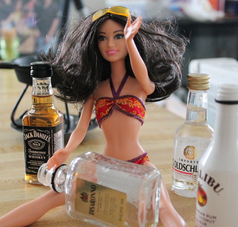 Куклы Барби бухая